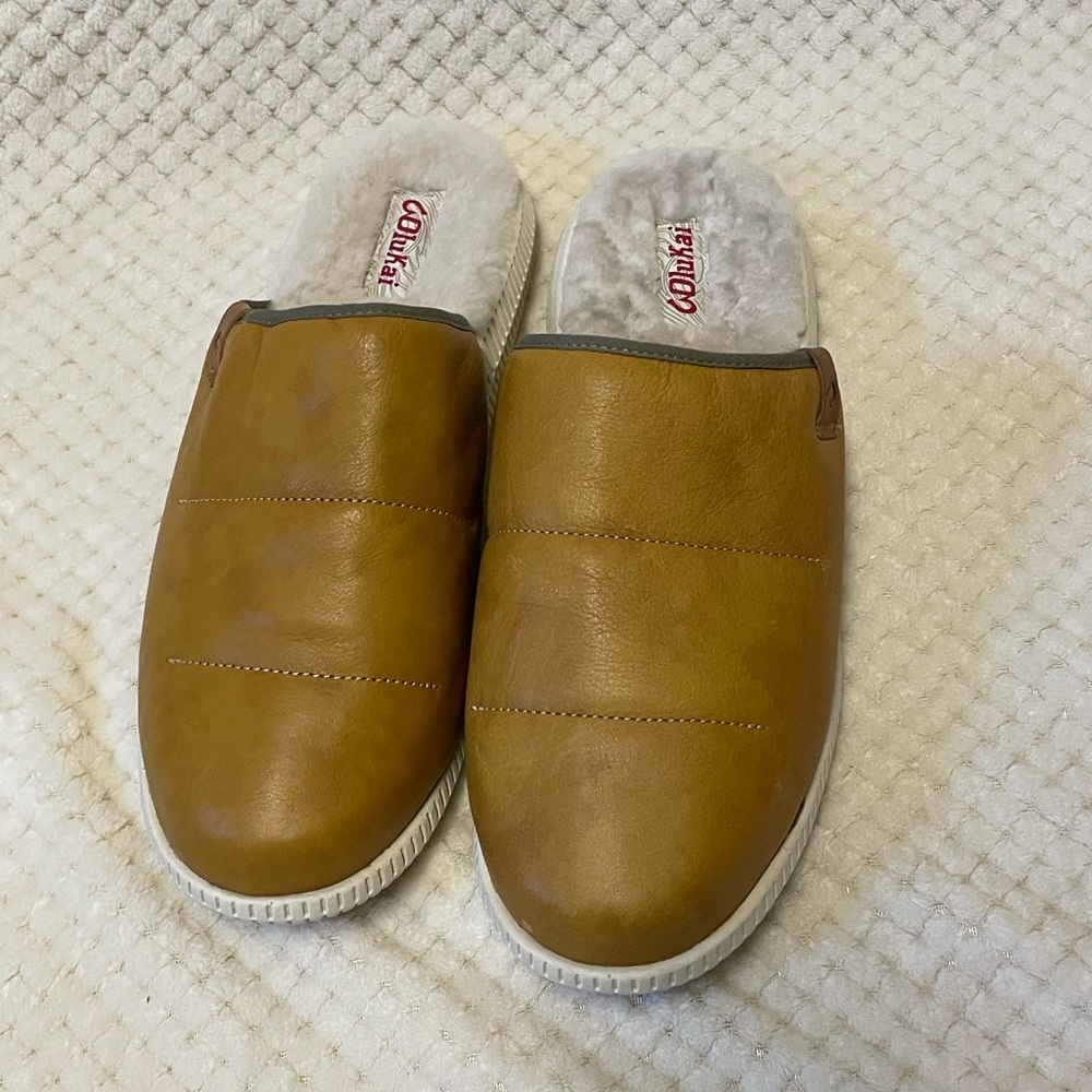 OluKai Mua ‘Ili men’s leather mule slippers golden brown size 11